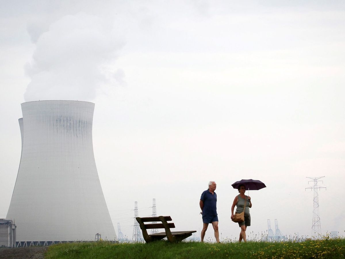 Foto: Una pareja pasea en las proximidades de la central nuclear de Doel, Bélgica. (EFE)