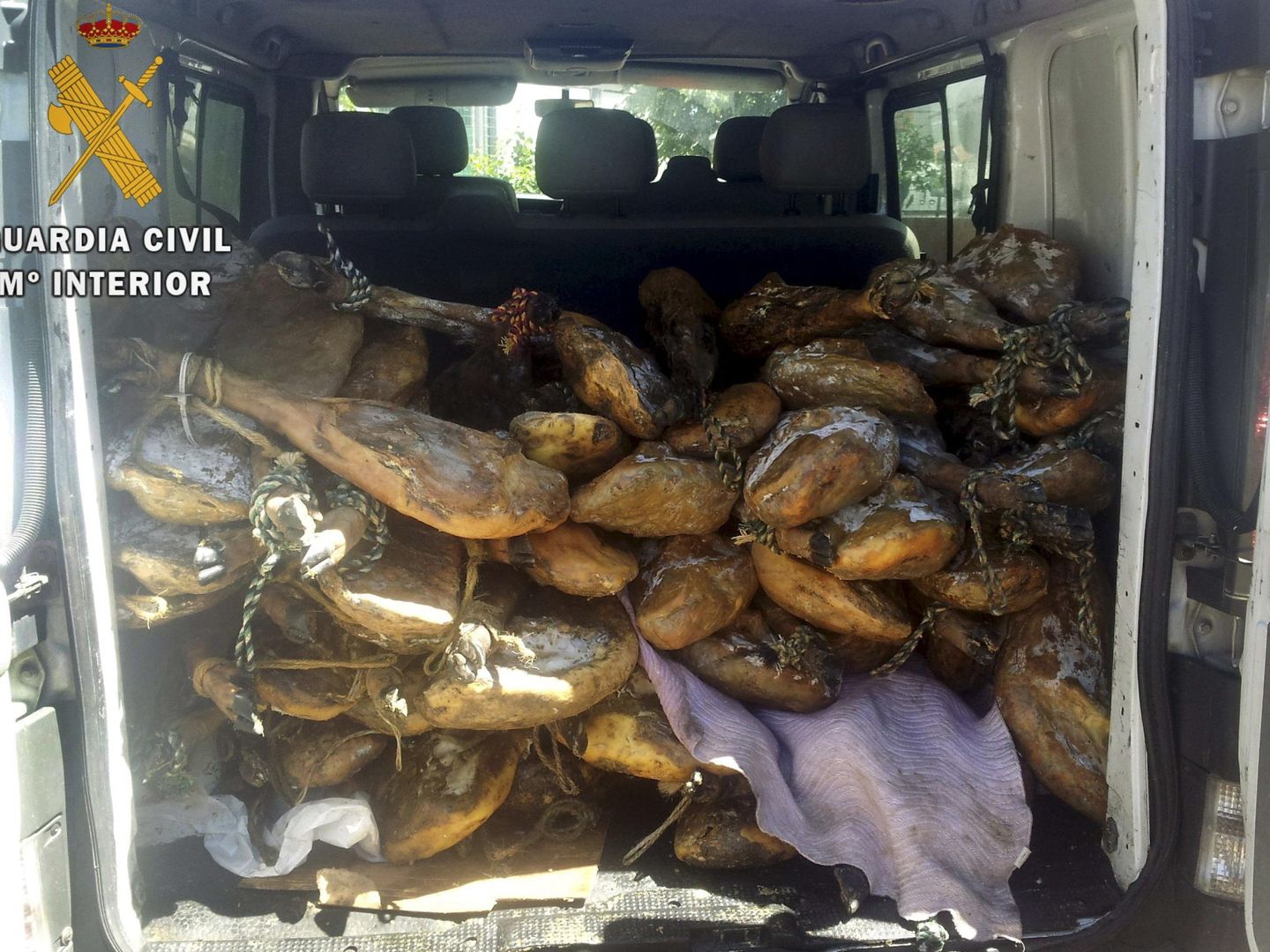 Imagen de archivo de una operación de la Guardia Civil contra el tráfico de jamones. (Guardia Civil)