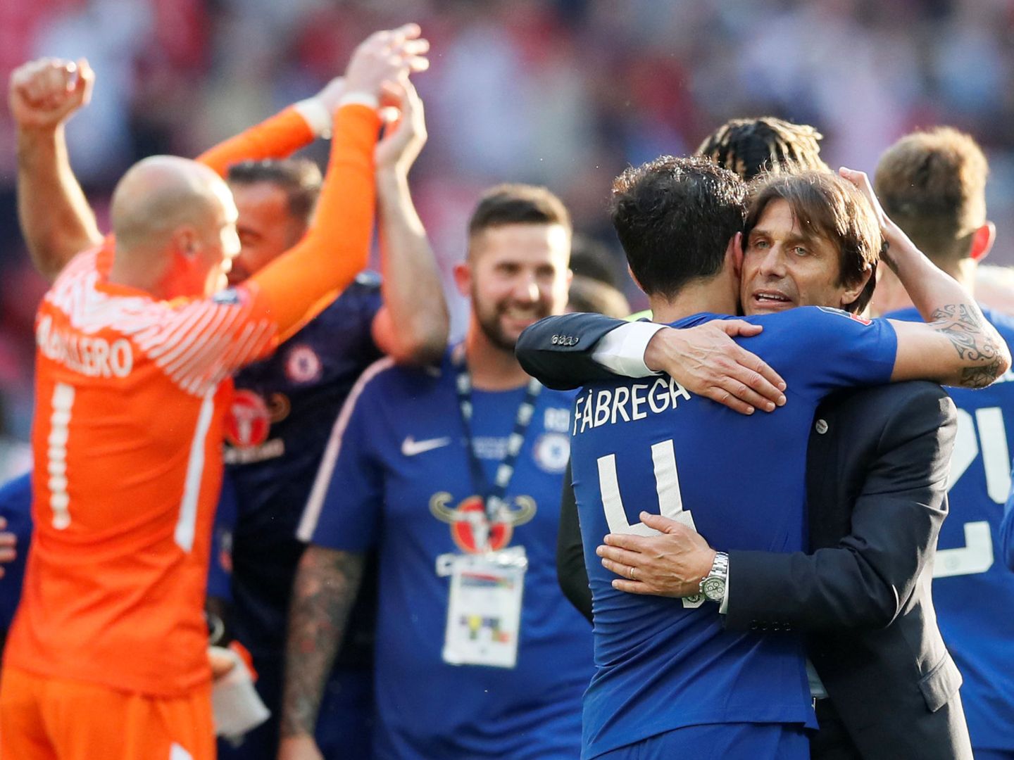 Antonio Conte se abraza a Hazard tras ganar la FA Cup. (Reuters)