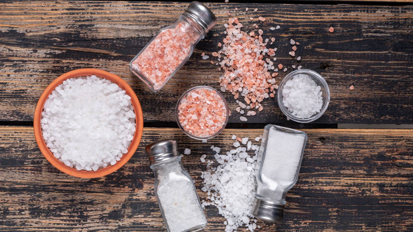Se recomienda limitar la ingesta de sal a menos de 5 gramos al día, es decir, aproximadamente una cucharadita. (Freepik)