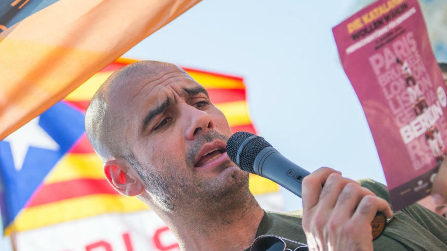Guardiola lee un comunicado en Berlín a favor de la independencia de Cataluña. (EFE)