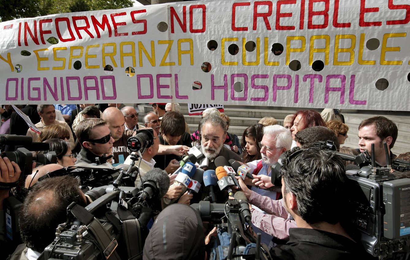 Manifestación contra el cese de Montes tras declarar en los juzgados. (EFE)