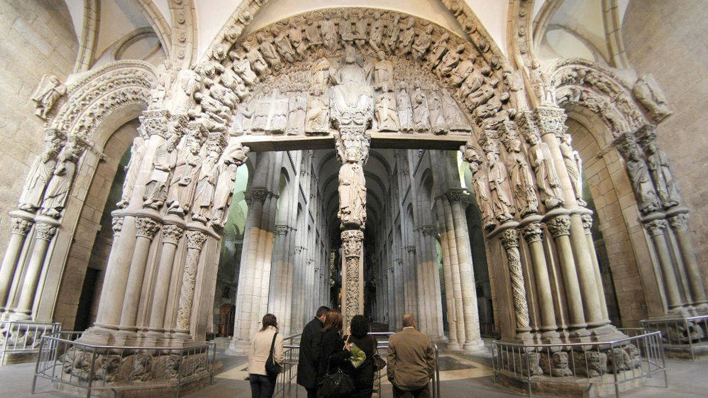 Visitantes en la Catedral de Santiago, frente al Pórtico da Gloria. (EFE)