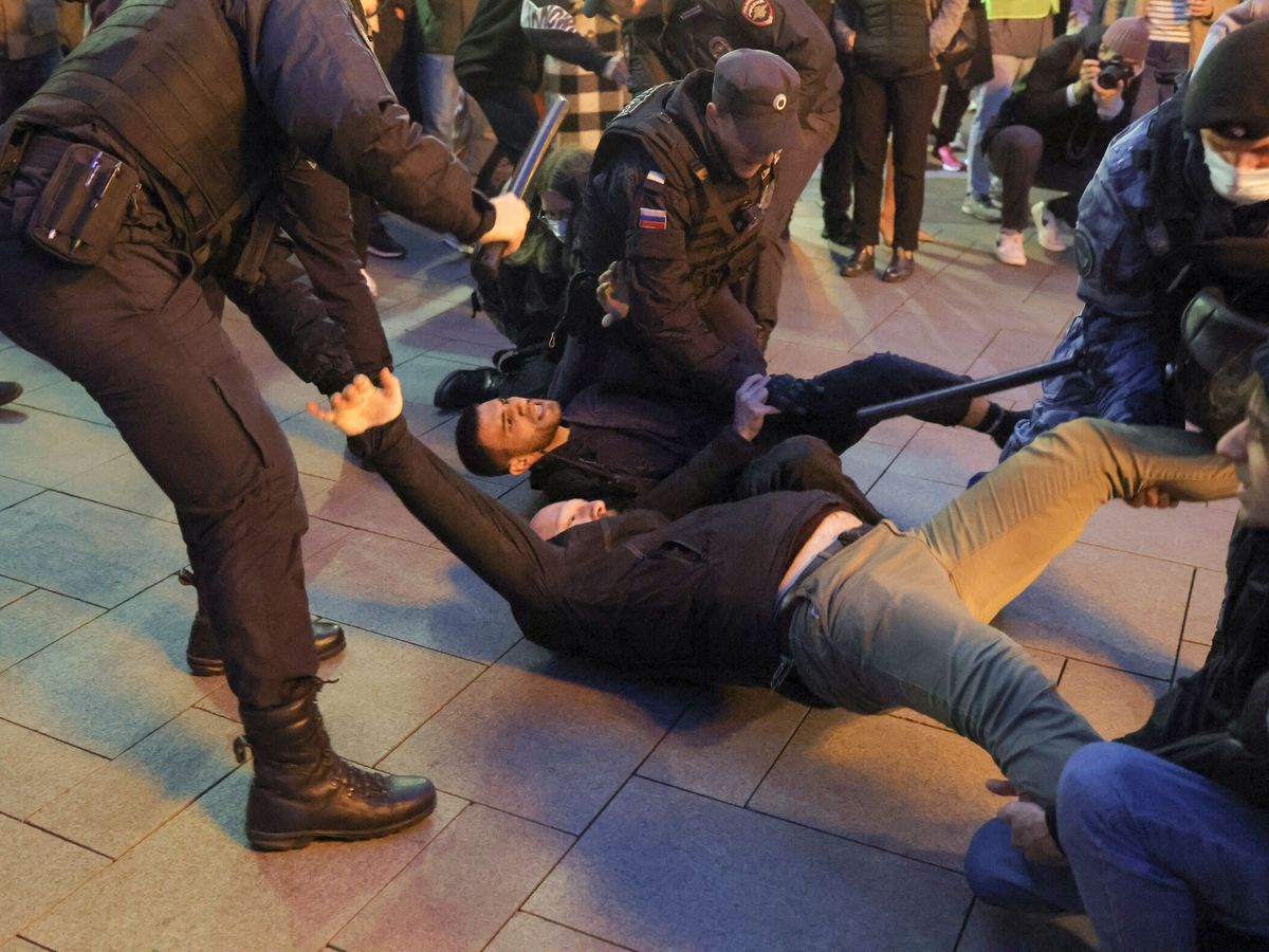 Foto: La policía detiene a un manifestante en una protesta en Moscú este miércoles. (Reuters)