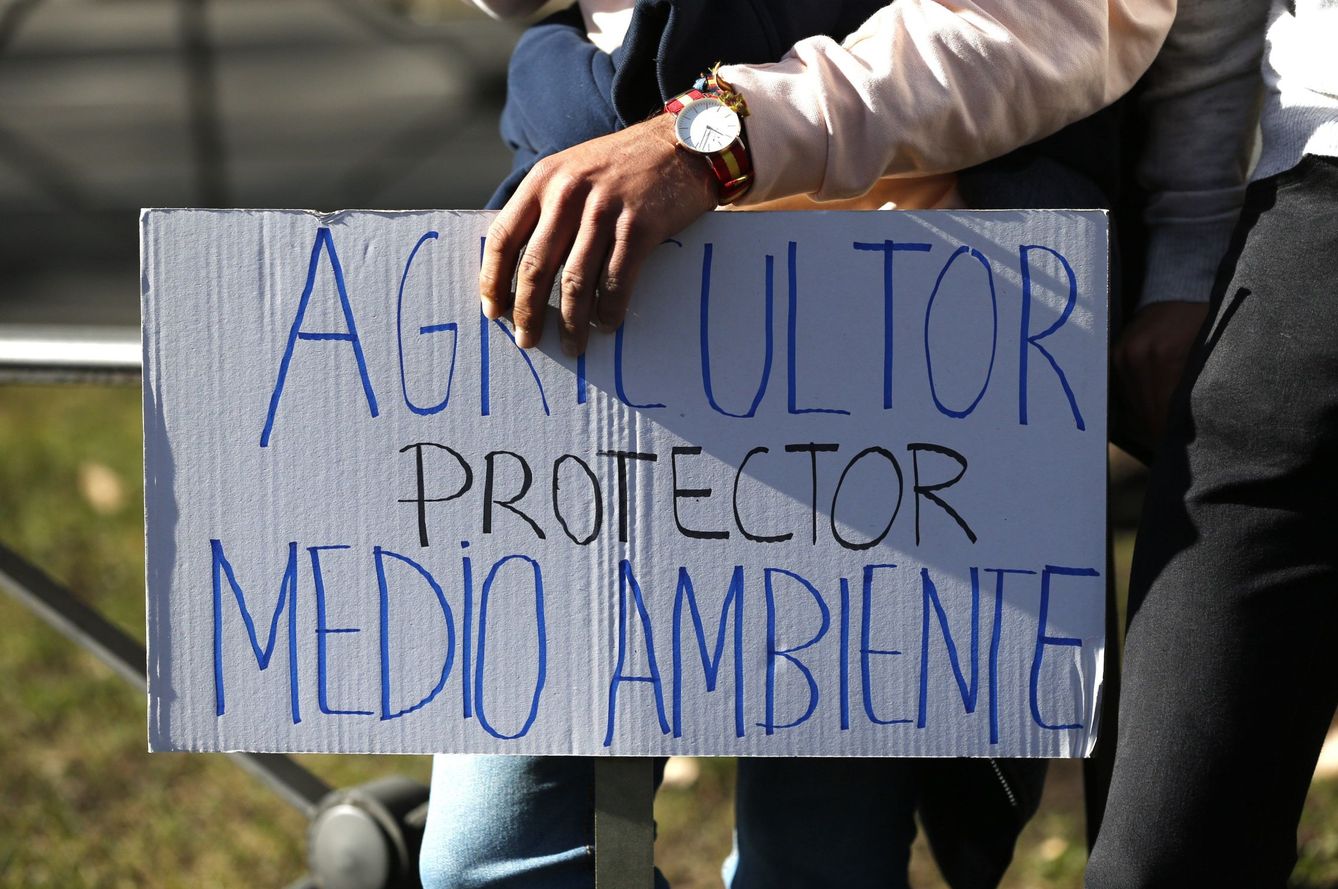 Cartel de apoyo al mundo rural en una reciente manifestación en Madrid. (EFE)