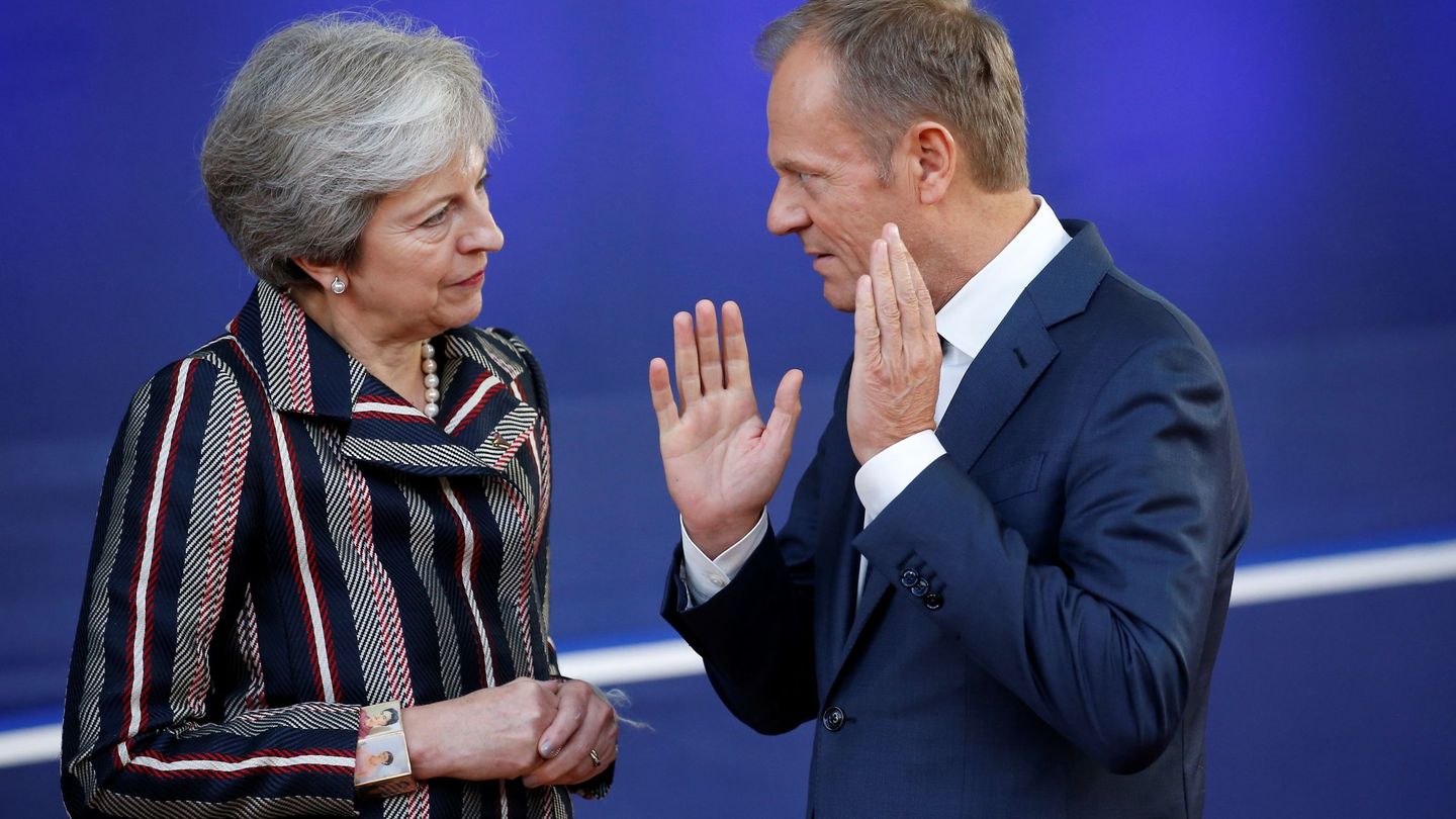 El presidente del Consejo Europeo, Donald Tusk (d), conversa con la primera ministra británica, Theresa May. (EFE)