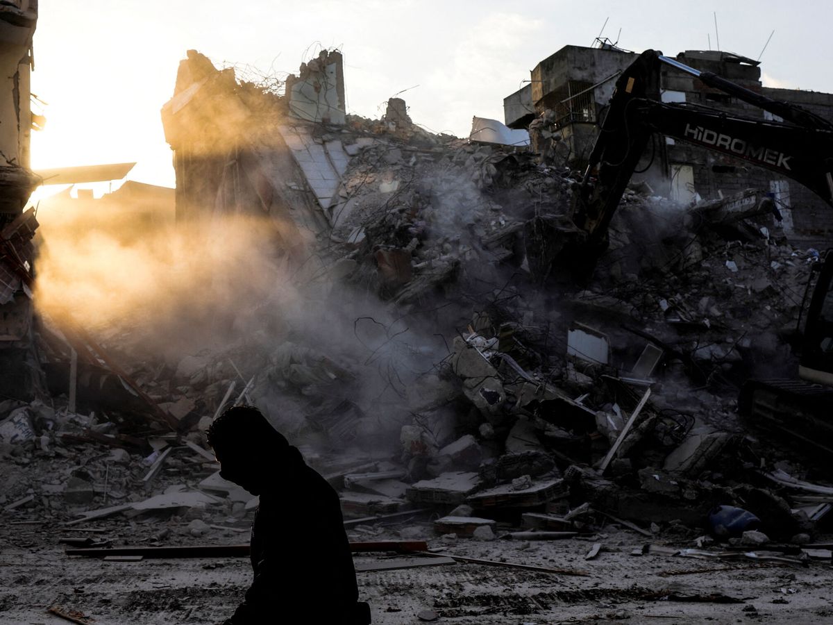 Foto: Un hombre camina delante de escombros tras el terremoto en Antioquía, Turquía. (Reuters/Nir Elias)