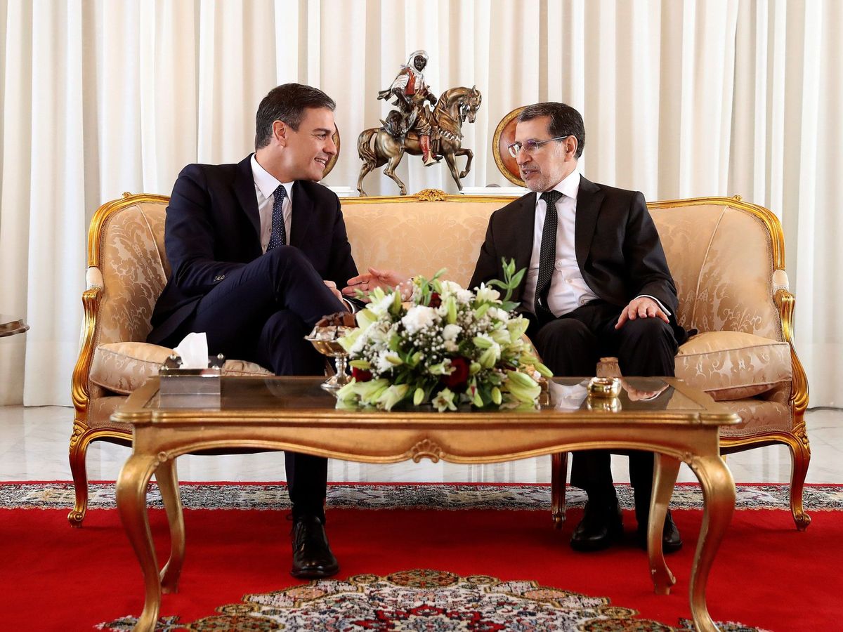 Foto: Pedro Sánchez, junto al primer ministro marroquí, Saadedín Al Othmani. (EFE/Ballesteros)