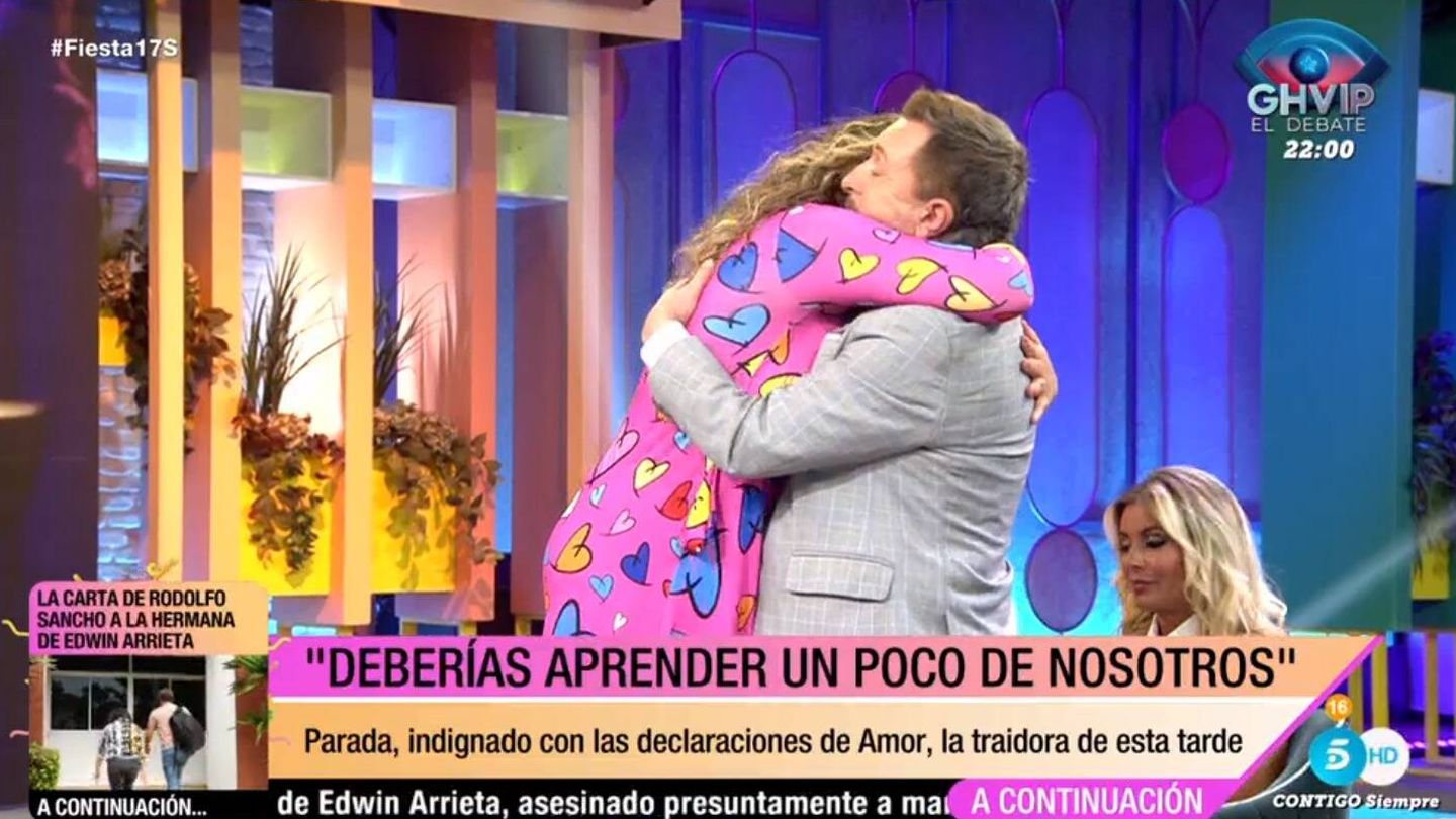 Amor Romeira y José Manuel Parada se abrazan en 'Fiesta'. (Mediaset)