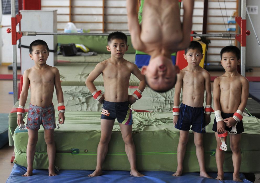 Foto: Niños gimnastas durante un entrenamiento en una escuela de Jiaxing, en la provincia china de Zhejiang (Reuters).