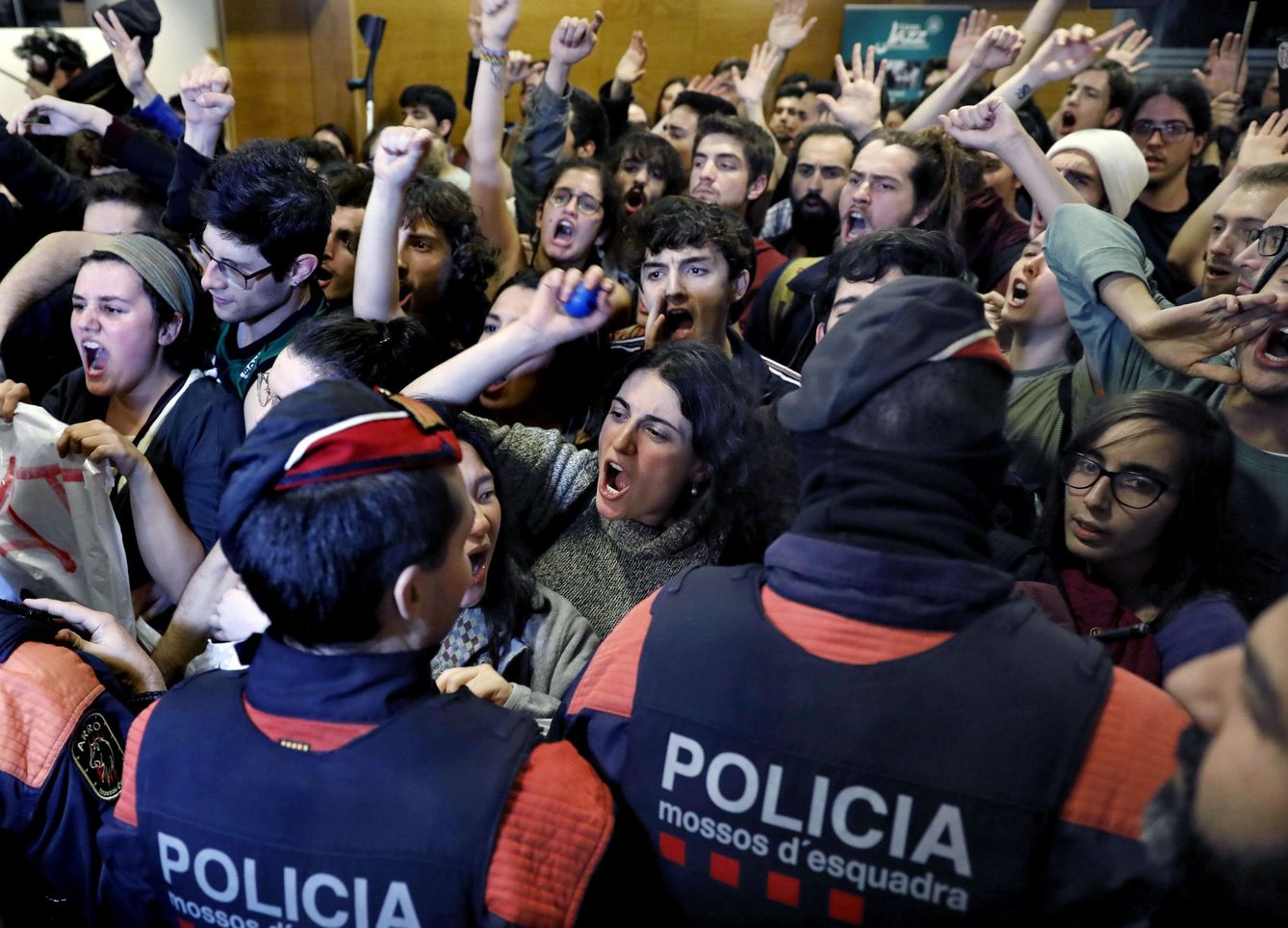 Protesta de estudiantes en el interior del Liceu contra un acto de Ciudadanos. (EFE)
