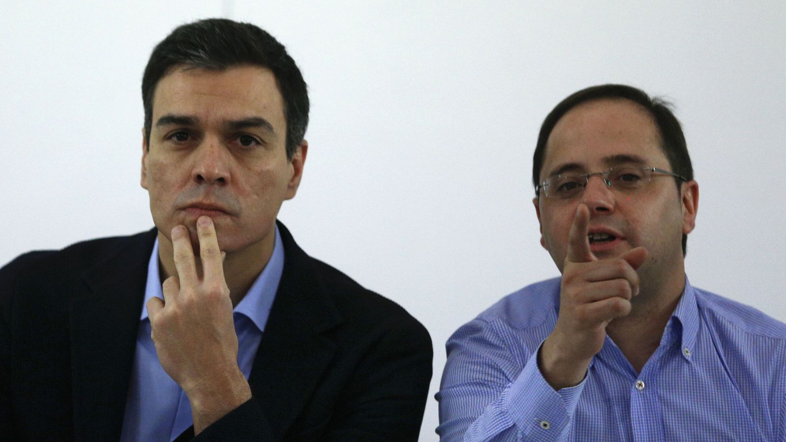 Foto: Pedro Sánchez y César Luena, este 21 de diciembre en la reunión de la ejecutiva federal, en Ferraz. (Reuters)