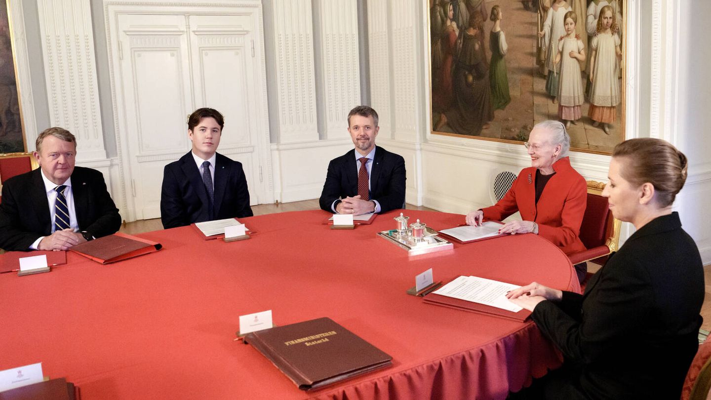 El príncipe Christian, el príncipe Federico y la reina Margarita, el pasado noviembre durante el Consejo de Estado. (Casa Real de Dinamarca/Keld Navntoft)