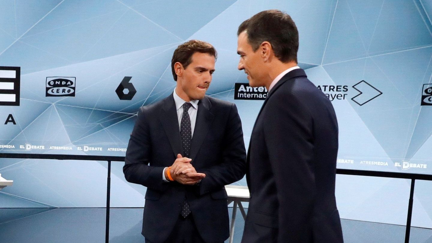 Pedro Sánchez y Albert Rivera, antes del inicio del segundo debate electoral. (EFE)