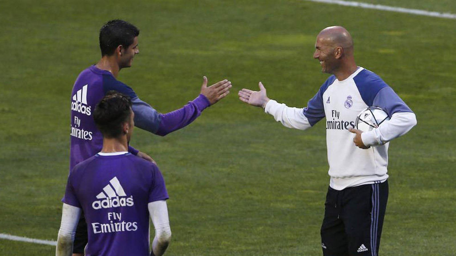 Foto: Morata y Zidane se saludan antes del entrenamiento del Real Madrid en Montreal. 