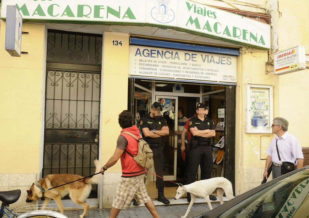 Foto: La Guardia Civil durante el registro de una agencia de Viajes en la calle Feria de Sevilla (Efe)