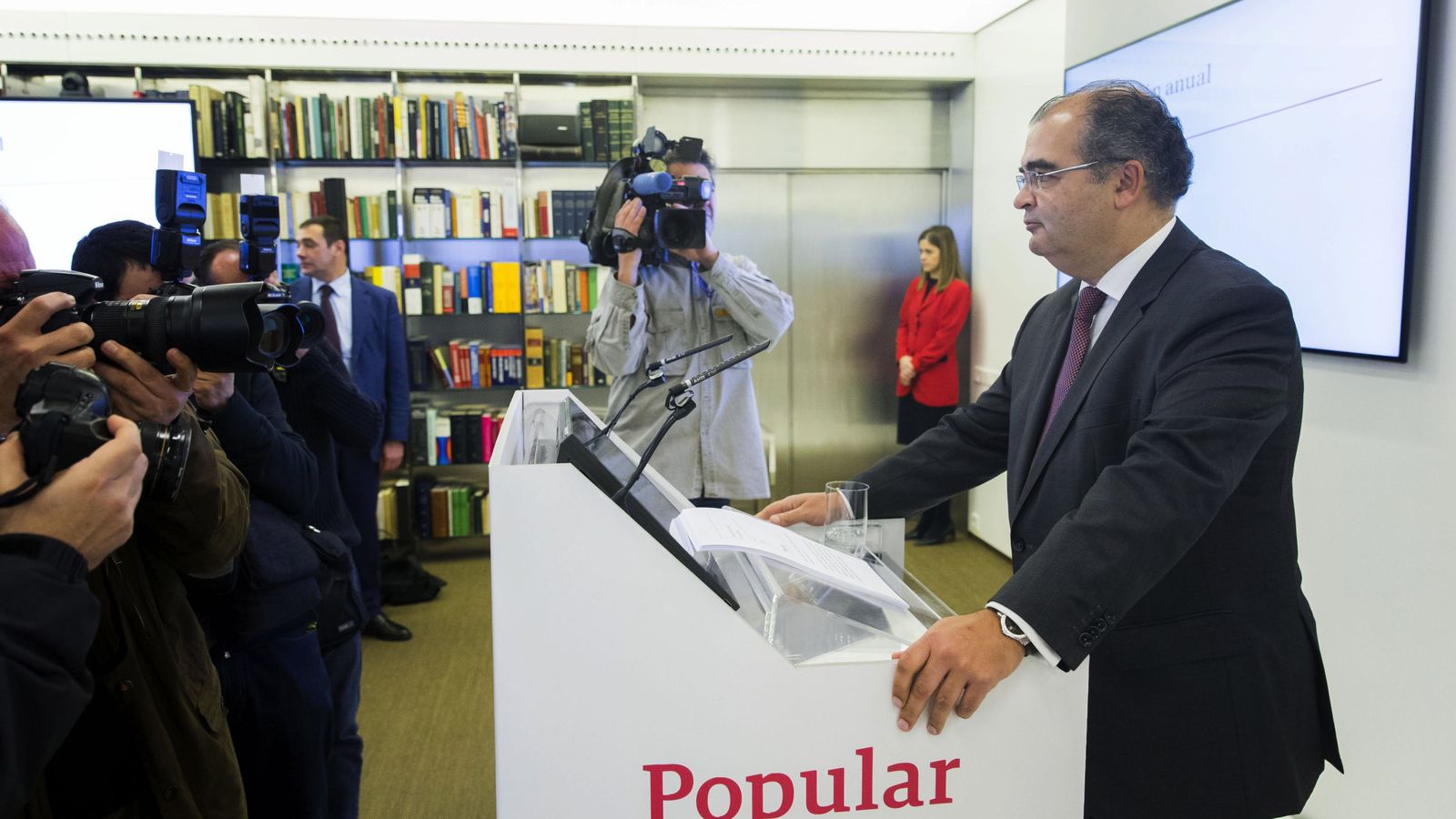Foto: El todavía presidente del Banco Popular, Ángel Ron, durante una rueda de prensa. (EFE)