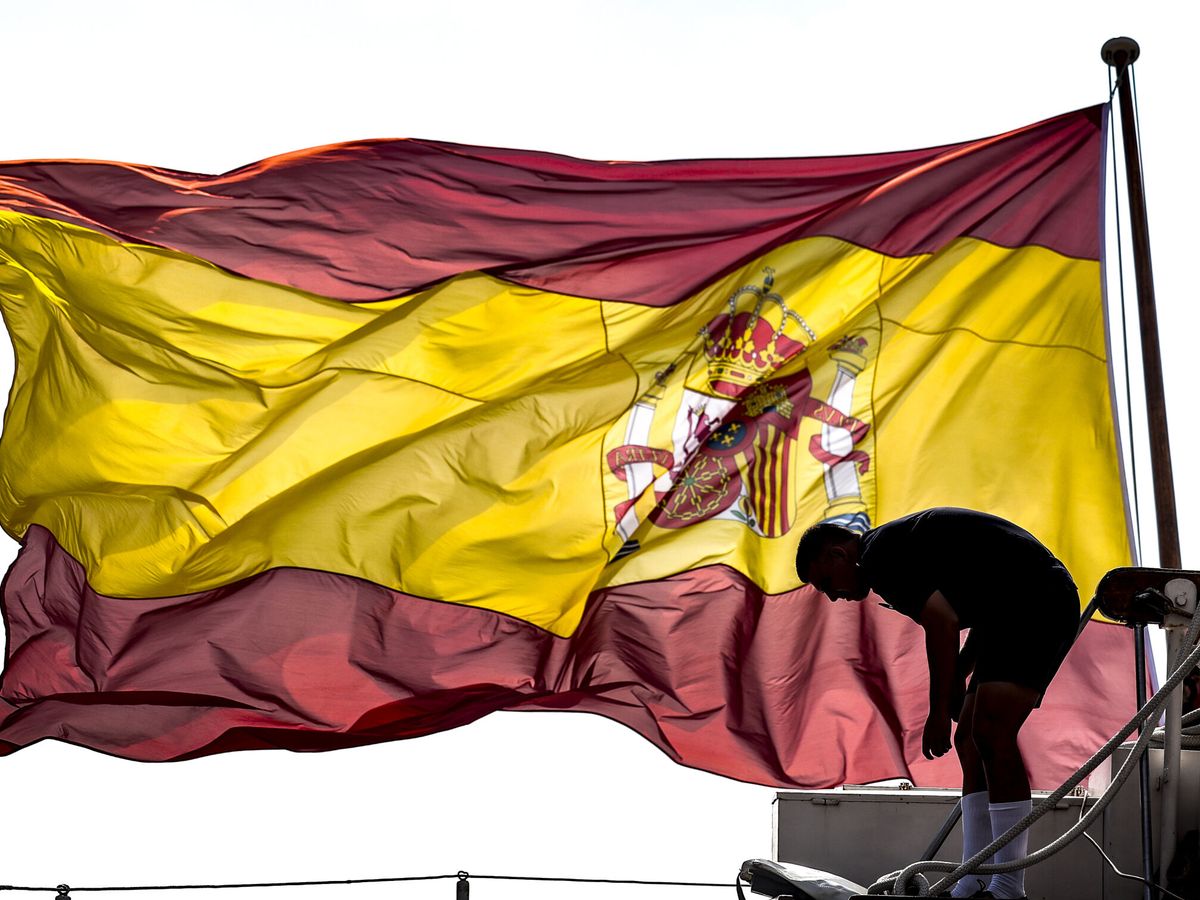 Foto: Imagen de archivo de una bandera española. (EFE/Juan Ignacio Roncoroni)