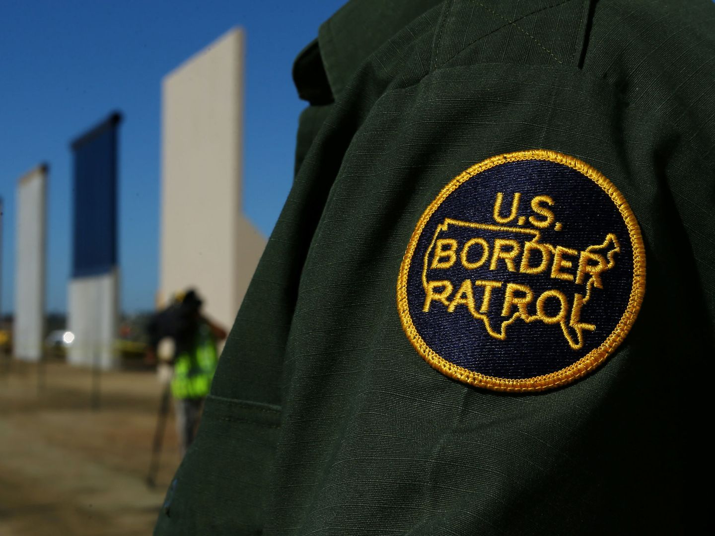 Un miembro de la Patrulla de Frontera custodia el perímetro del lugar donde el presidente Donald Trump visita la construcción de ocho prototipos del famoso muro con México, en San Diego, el 23 de octubre de 2017. (Reuters)