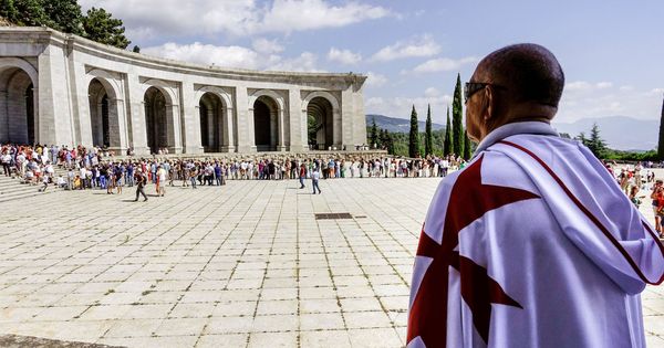 Foto: Un hombre con la capa de los caballeros del Temple observa una protesta franquista el pasado 15 de julio en el Valle de los Caídos. (EFE)