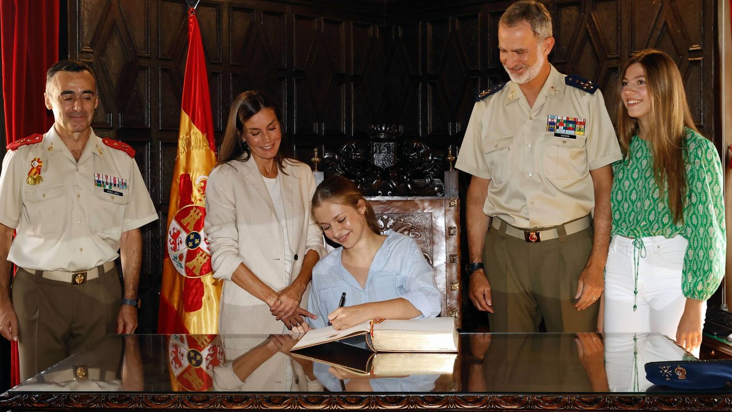 La princesa Leonor, firmando el libro de visitas. (Casa del Rey)