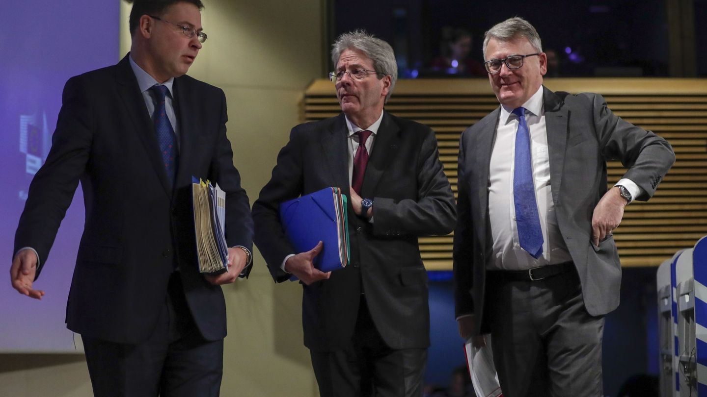 El vicepresidente de la Comisión Valdis Dombrovskis, junto al comisario económico Paolo Gentiloni y el comisario de asuntos sociales. (Reuters)