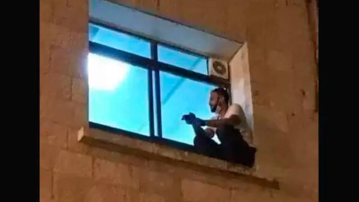 Un palestino trepa hasta la ventana de un hospital para despedirse de su madre