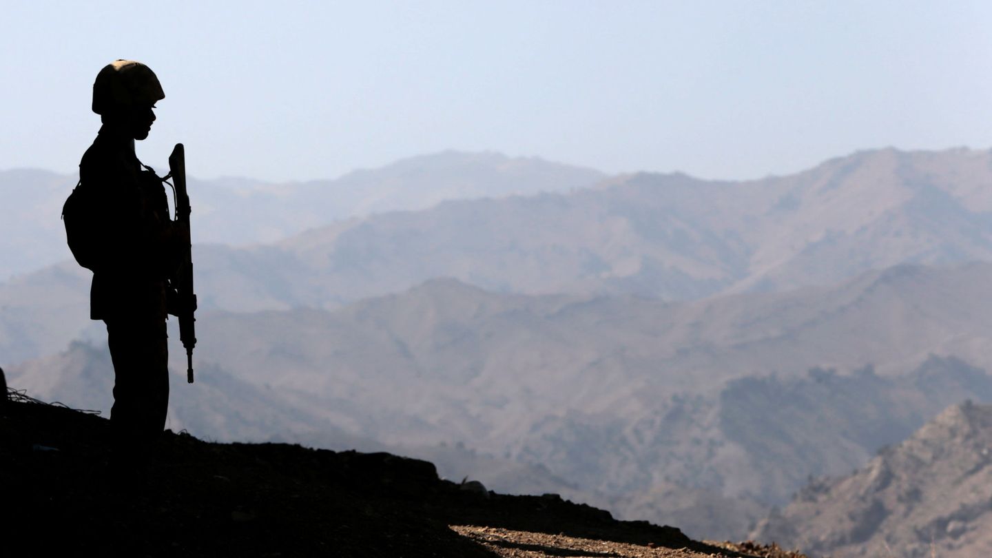 Un soldado paquistaní monta guardia en el puesto de Kitton, en la frontera con Afganistán, en octubre de 2017. (Reuters)