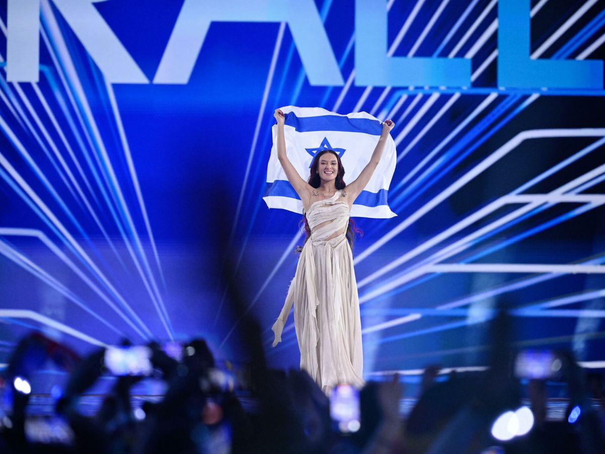 Foto: Eden Golan muestra la bandera israelí en la final del Festival de Eurovisión. (EFE)