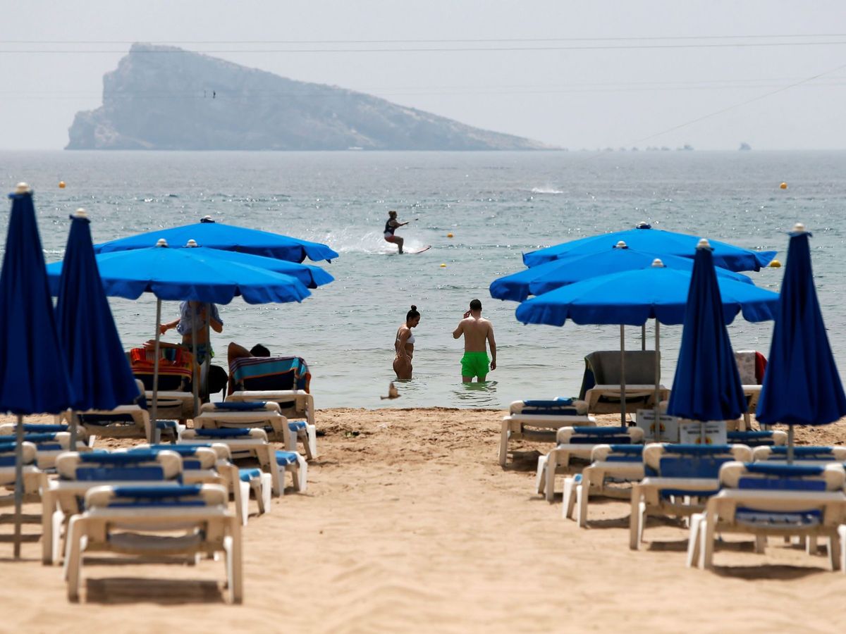 Foto: Inusual imagen de hamacas vacías en la playa de Benidorm (Alicante). (EFE)