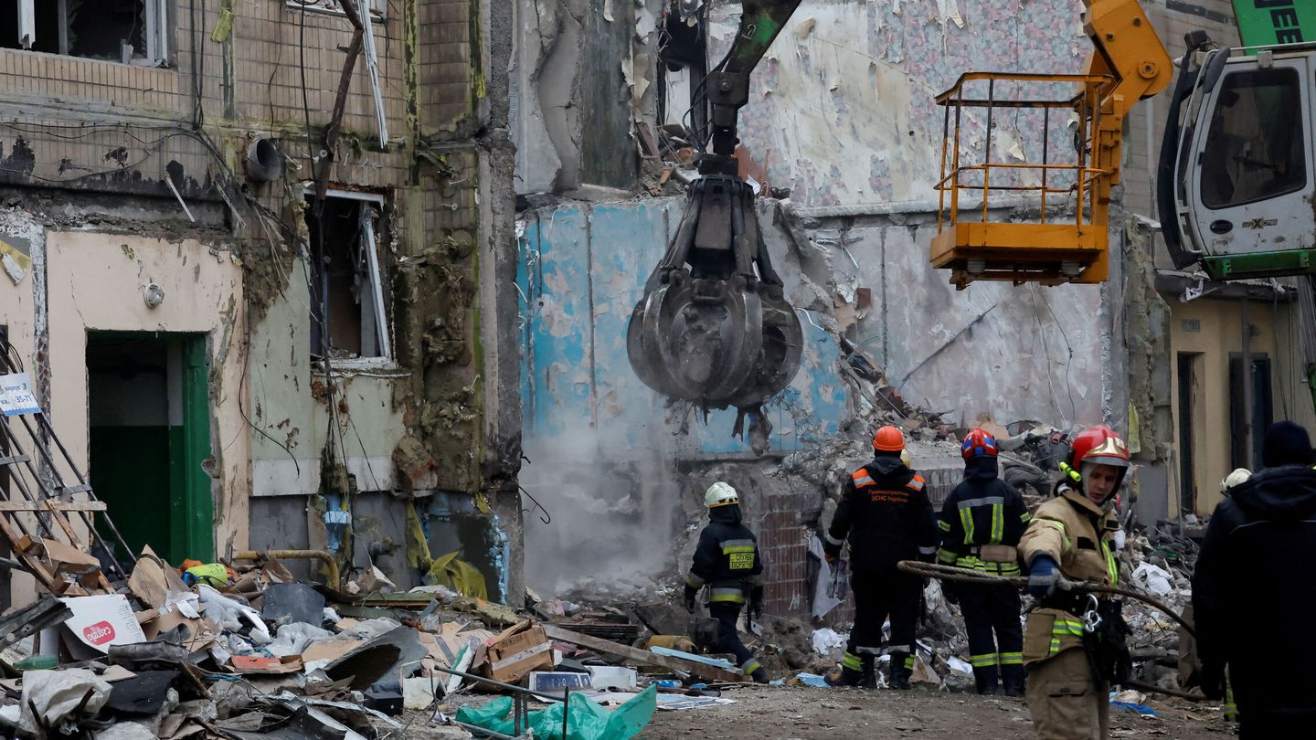 FILE PHOTO: Emergency personnel work at the site where an apartment block was heavily damaged by a Russian missile strike, amid Russia's attack on Ukraine, in Dnipro, Ukraine January 16, 2023. REUTERS Clodagh Kilcoyne File Photo