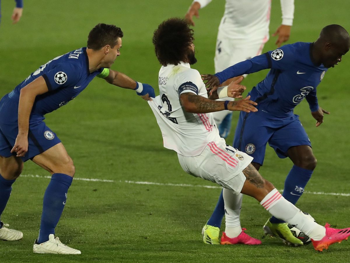 Foto: Kanté le roba una pelota al futbolista sudamericano. (EFE)