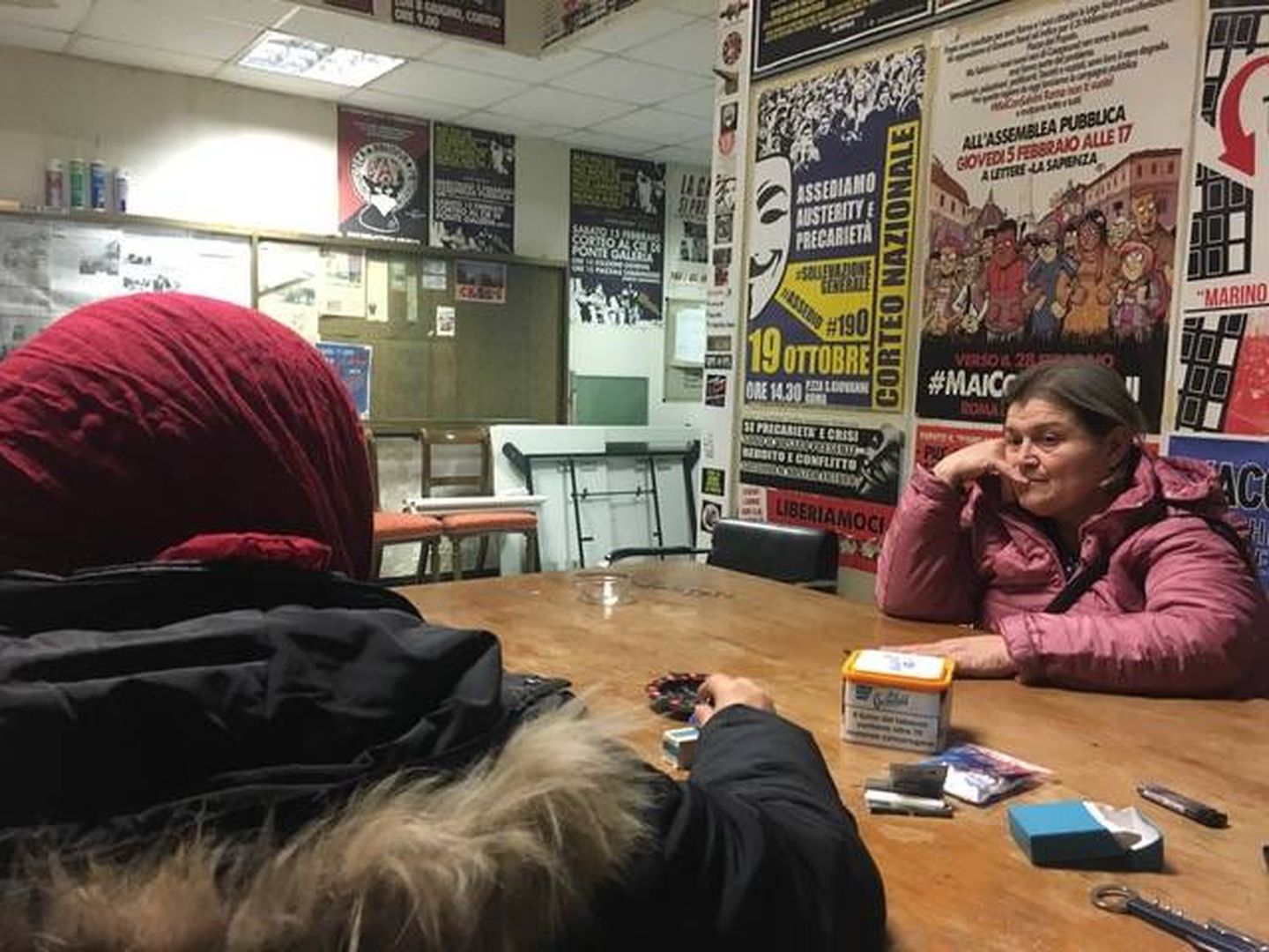 Radia y Oleksandra conversan en un salón del edificio que ocupan en Nomentano. (I. Savio)