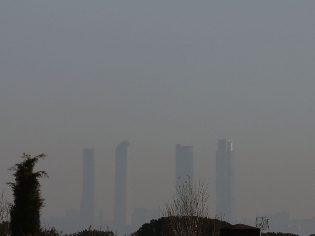 Foto: Madrid advierte de la mala calidad del aire: aviso especial por la entrada de aire africano (EFE/Juan Carlos Hidalgo)