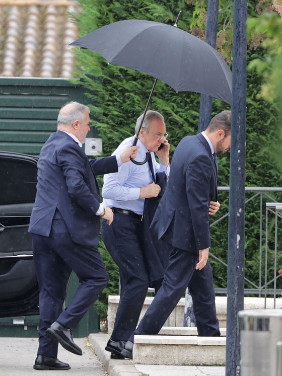 Florentino Pérez a su llegada al funeral de Fernández Tapias. (Europa Press/José Ramón Hernando)