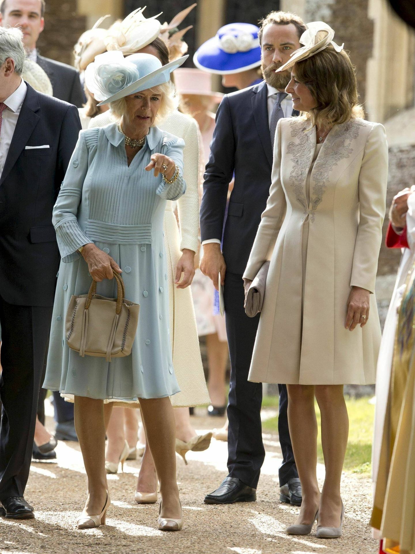 La reina Camila y Carole Middleton, durante el bautizo de su nieta la princesa Charlotte. (Reuters)