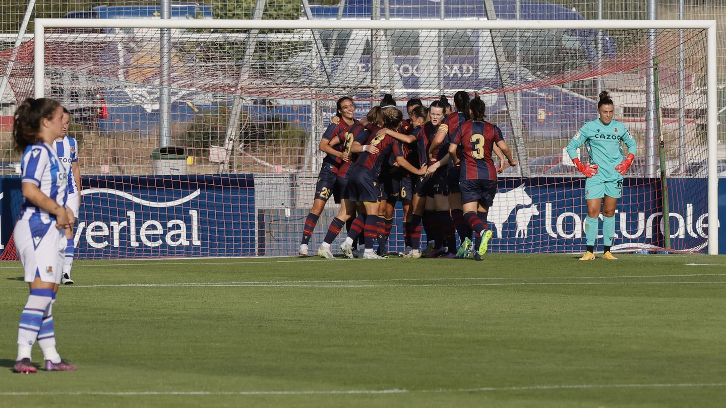 Las jugadoras del Levante celebran un gol ante la Real Sociedad. (EFE/Villar López)