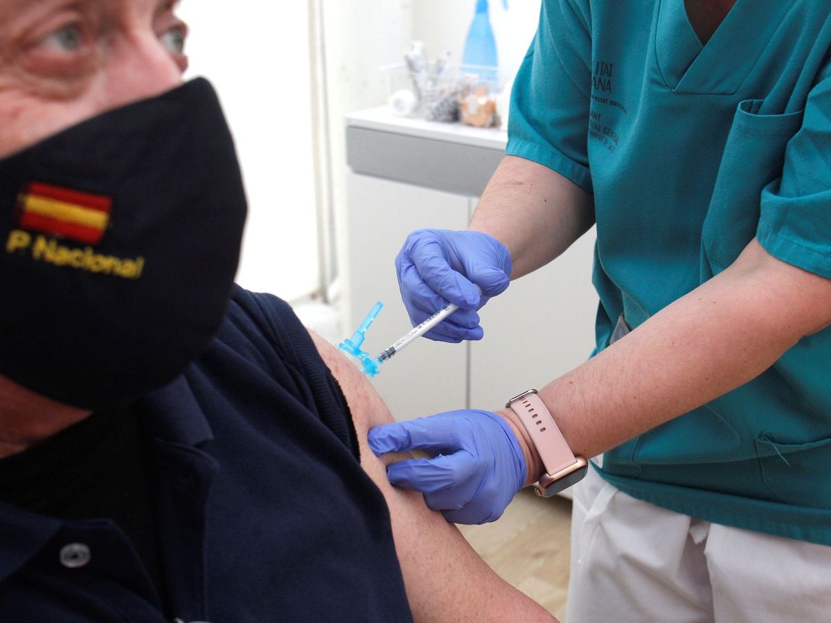 Foto: Un agente de la Policía Nacional recibe una dosis de la vacuna de AstraZeneca. (EFE)