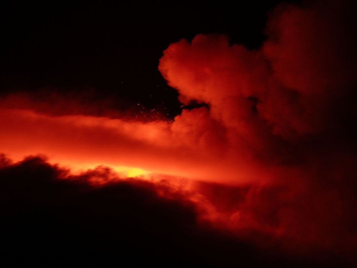 Foto: Lava y ceniza surgen del volcán Etna en Italia. (Reuters)