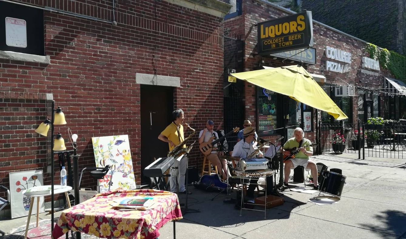 Un grupo de músicos callejeros interpreta jazz junto a un rastrillo en Fenway.