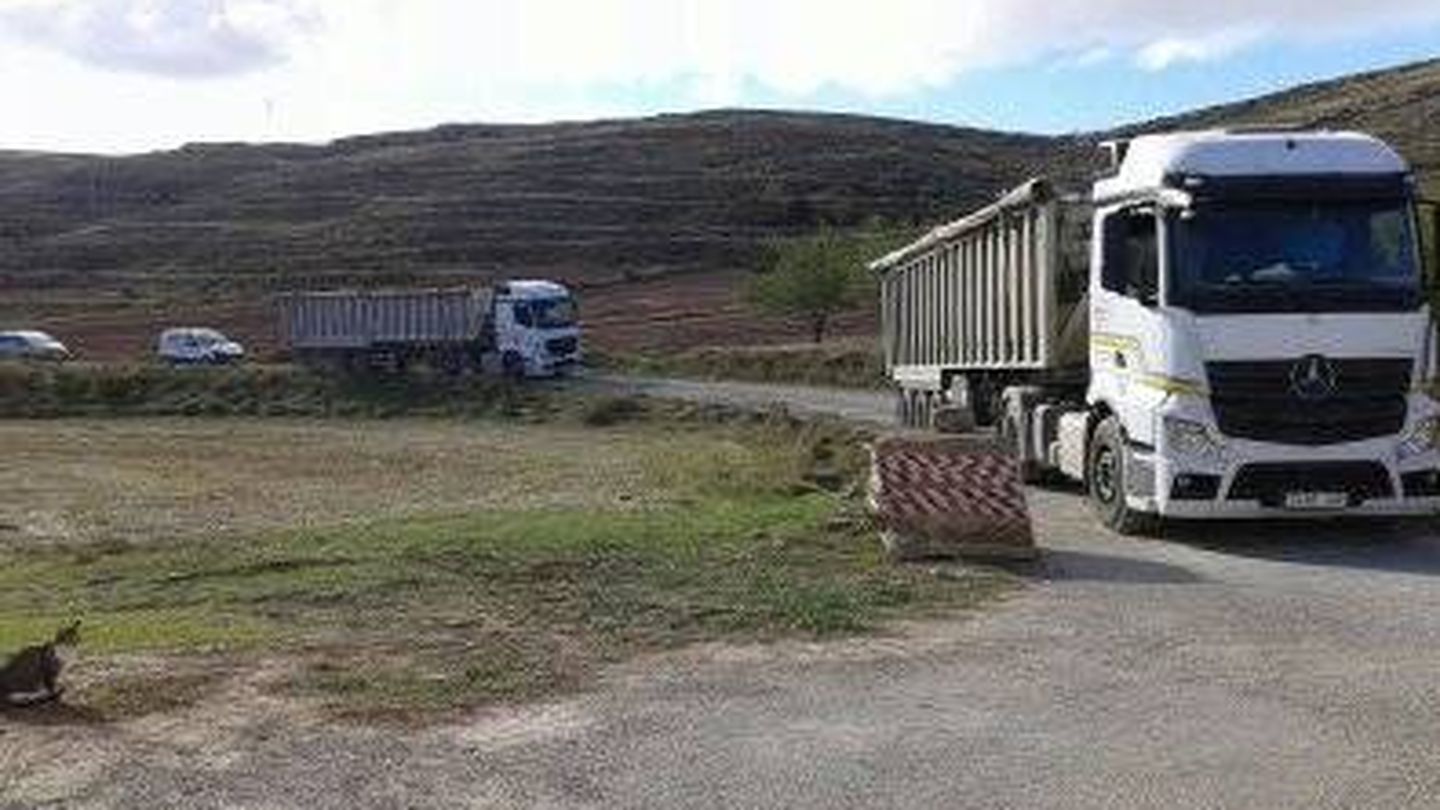 Camiones de Minera Sabater circulando por el camino en disputa.