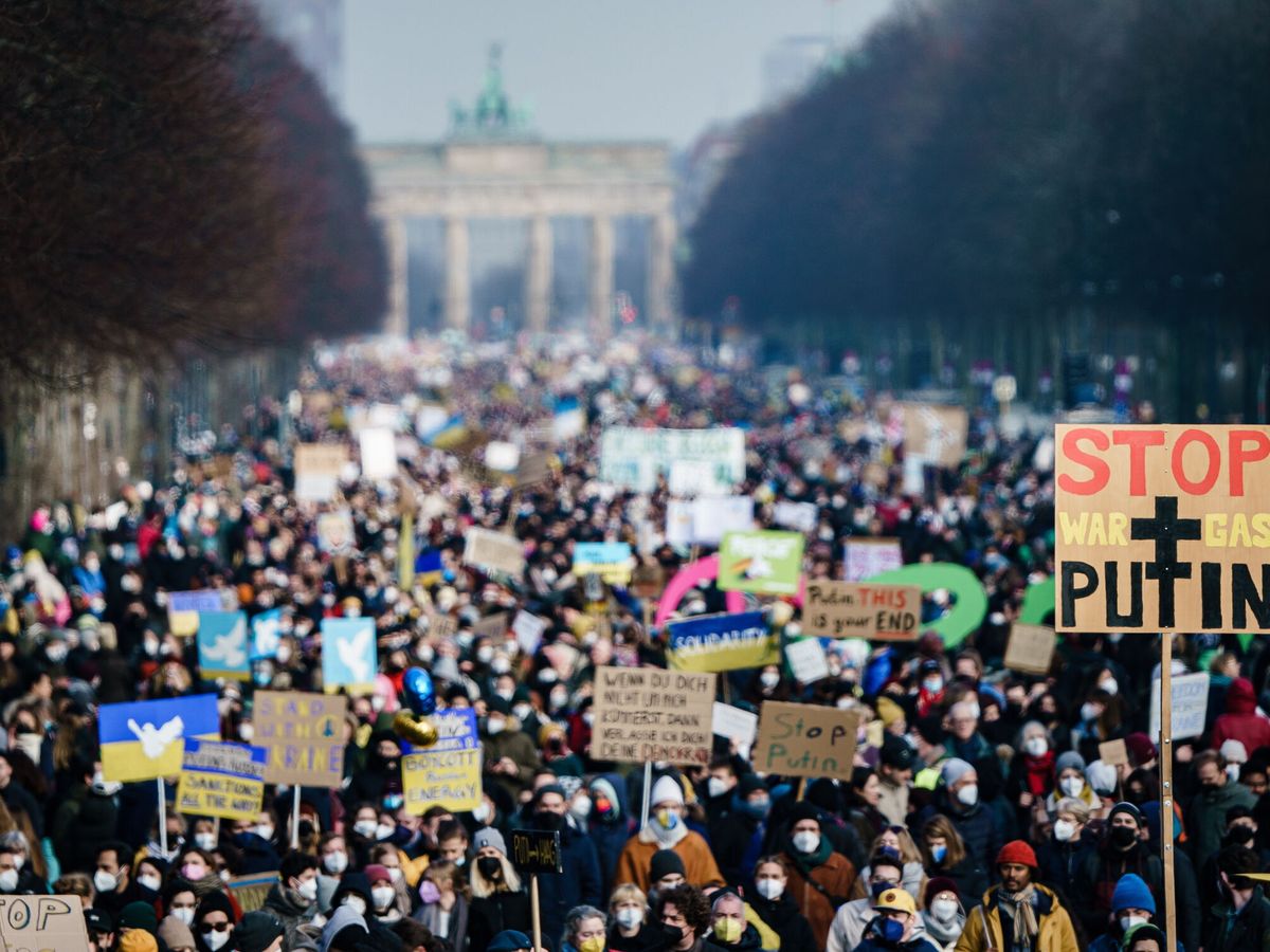 Foto: Panorámica de la manifestación de esta mañana en Berlín. (EFE/Clemens Bilan)