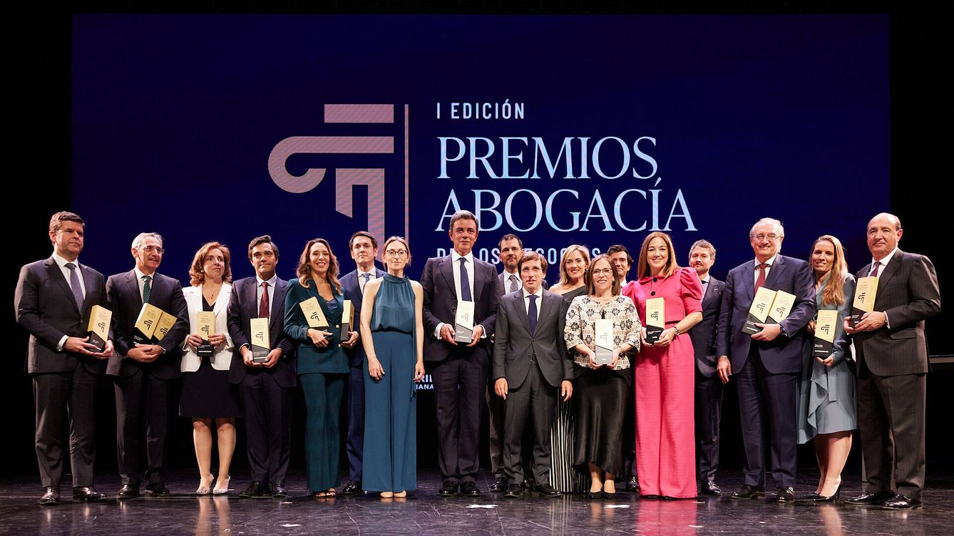 Foto: Foto de familia de los ganadores de la I Edición de los Premios a la Abogacía de los Negocios con el alcalde de Madrid, José Luis Martínez-Almeida, en el centro.