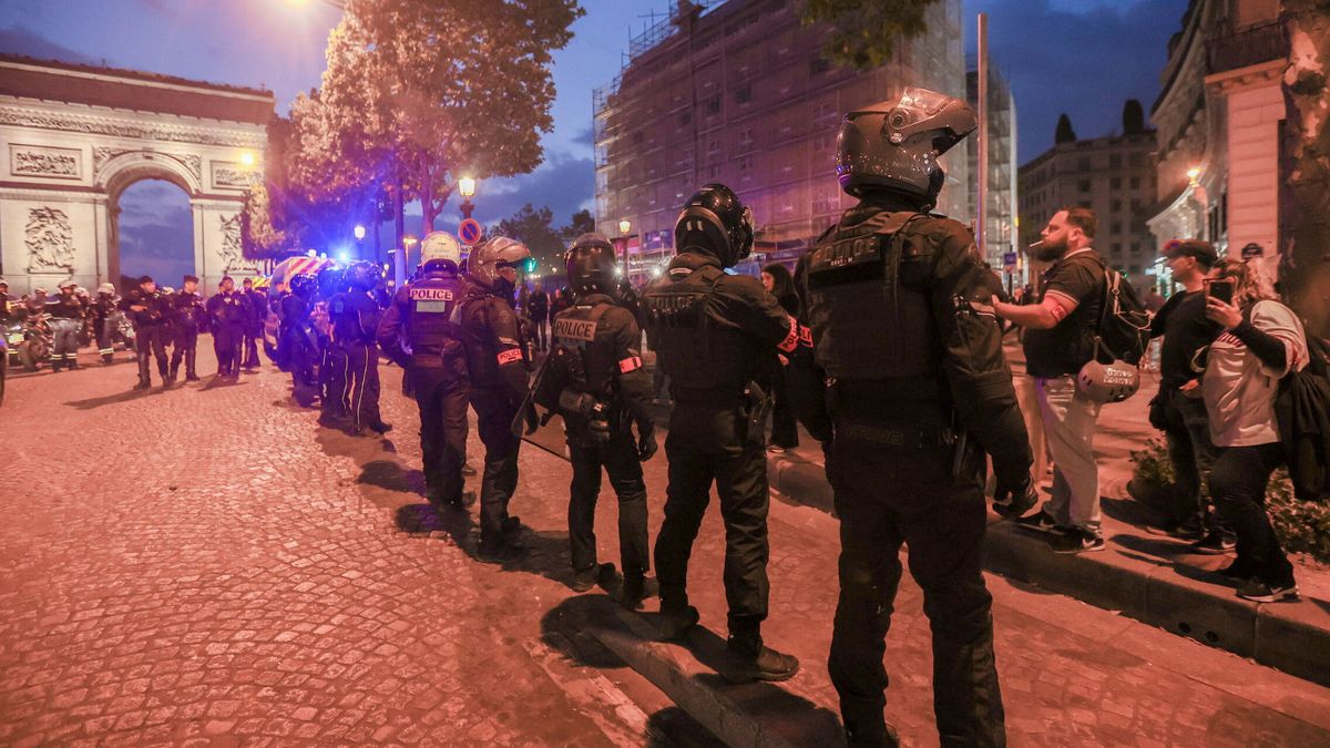 Nueva noche de caos en Francia: fuego, más de 700 detenidos y antidisturbios en los Campos Elíseos