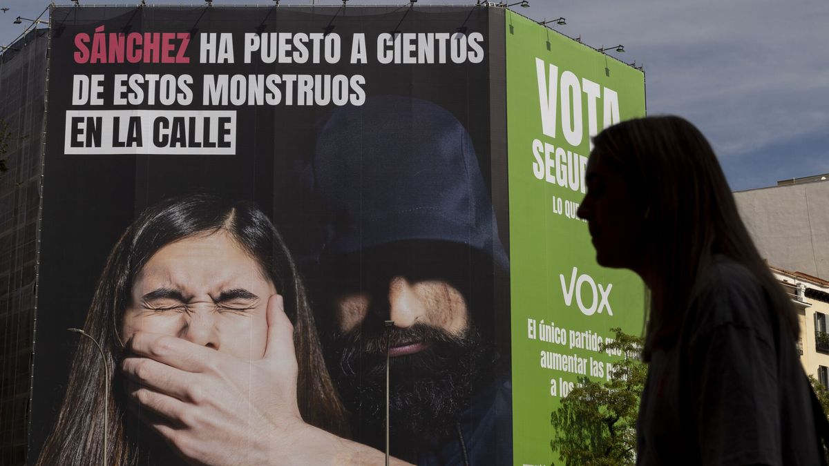 Un colectivo boicotea la lona de Vox sobre la ley del 'solo sí es sí': "Los monstruos están en sus filas"