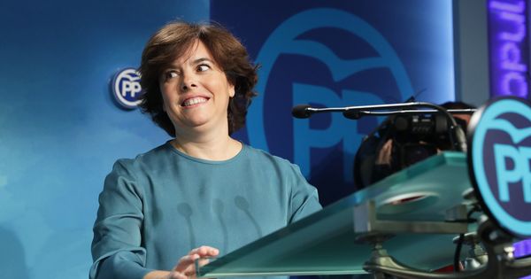 Foto: La exvicepresidenta del Gobierno Soraya Sáenz de Santamaría, durante la rueda de prensa en Génova. (EFE)