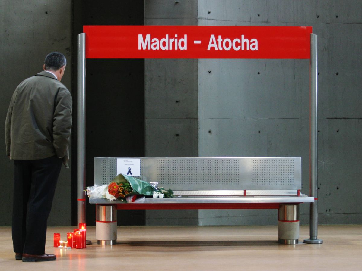 Foto: Un hombre rinde homenaje a las víctimas de los atentados del 11-M en la estación de Atocha, Madrid, el 11 de marzo de 2004. (Reuters)