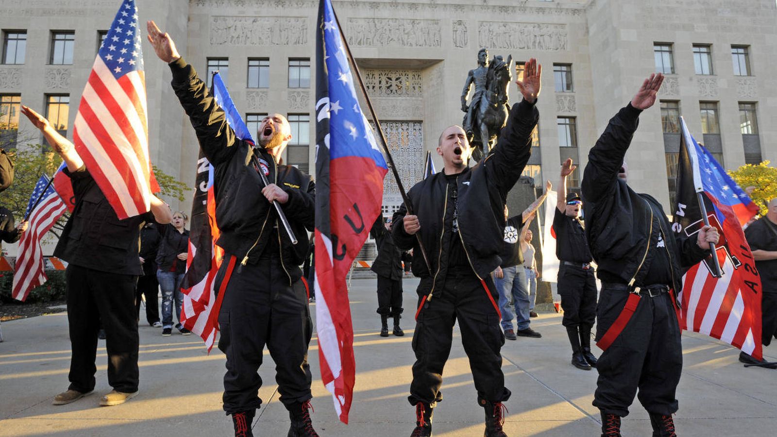 Foto: Miembros del movimiento Salute durante un acto neonazi ante los juzgados de Jackson County, en Kansas City. (Reuters)