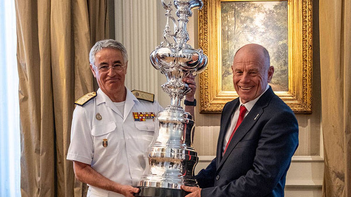 La Armada española custodia por unas horas la Copa América