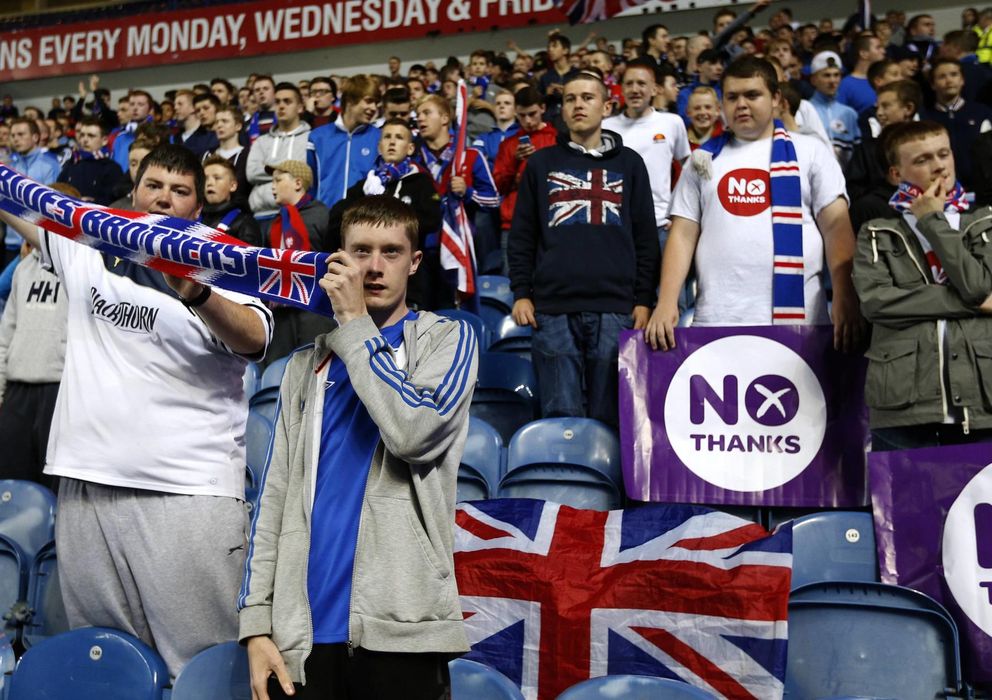 Foto: Aficionados del Rangers con carteles a favor del "no" durante un partido disputado en Glasgow, Escocia (Reuters). 